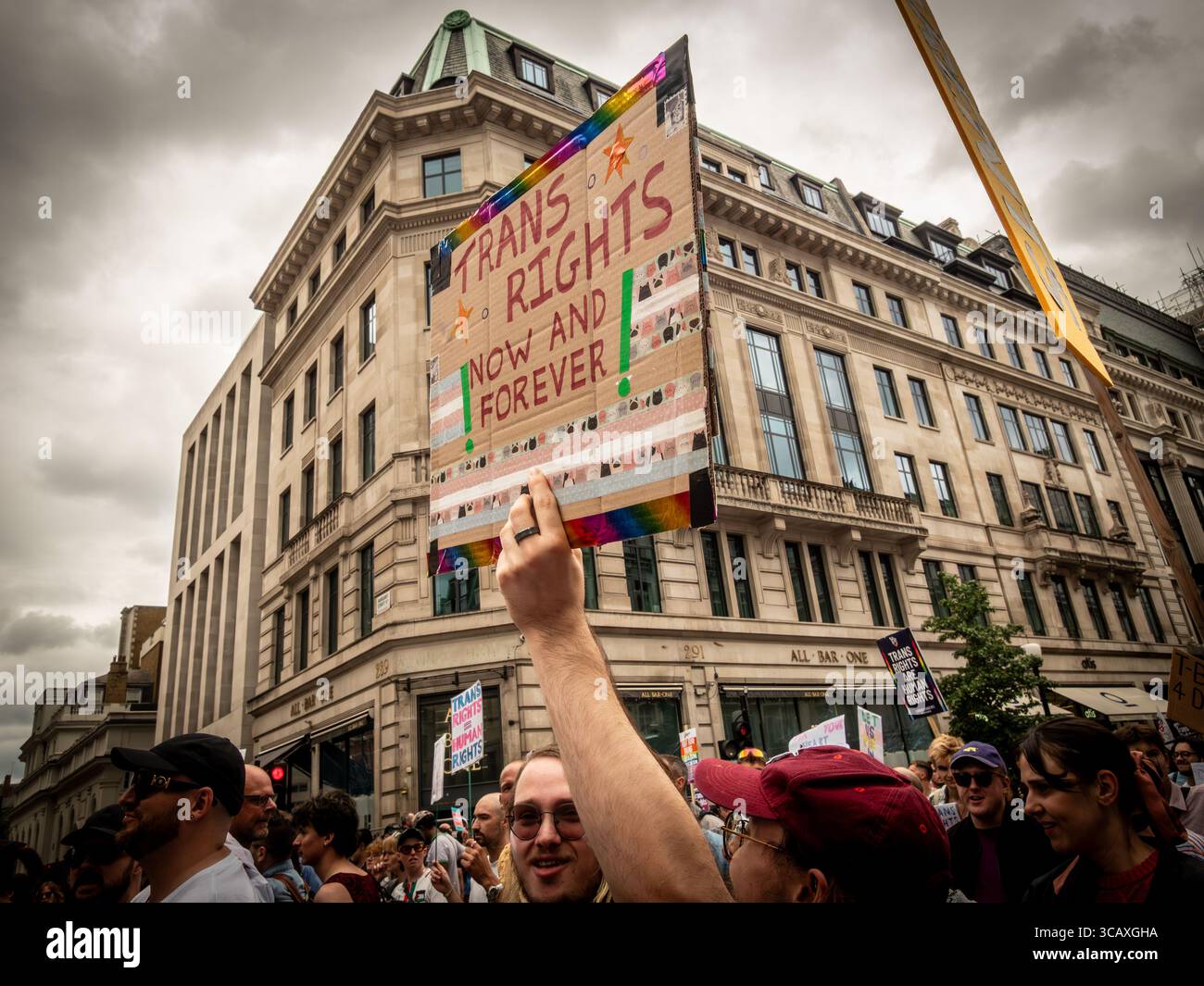 Ein Demonstrant hält ein Plakat mit der Aufschrift „Trans Rights Now and Forever!“ Während des jährlichen London Trans+ Pride march im Zentrum von London, Großbritannien. Stockfoto