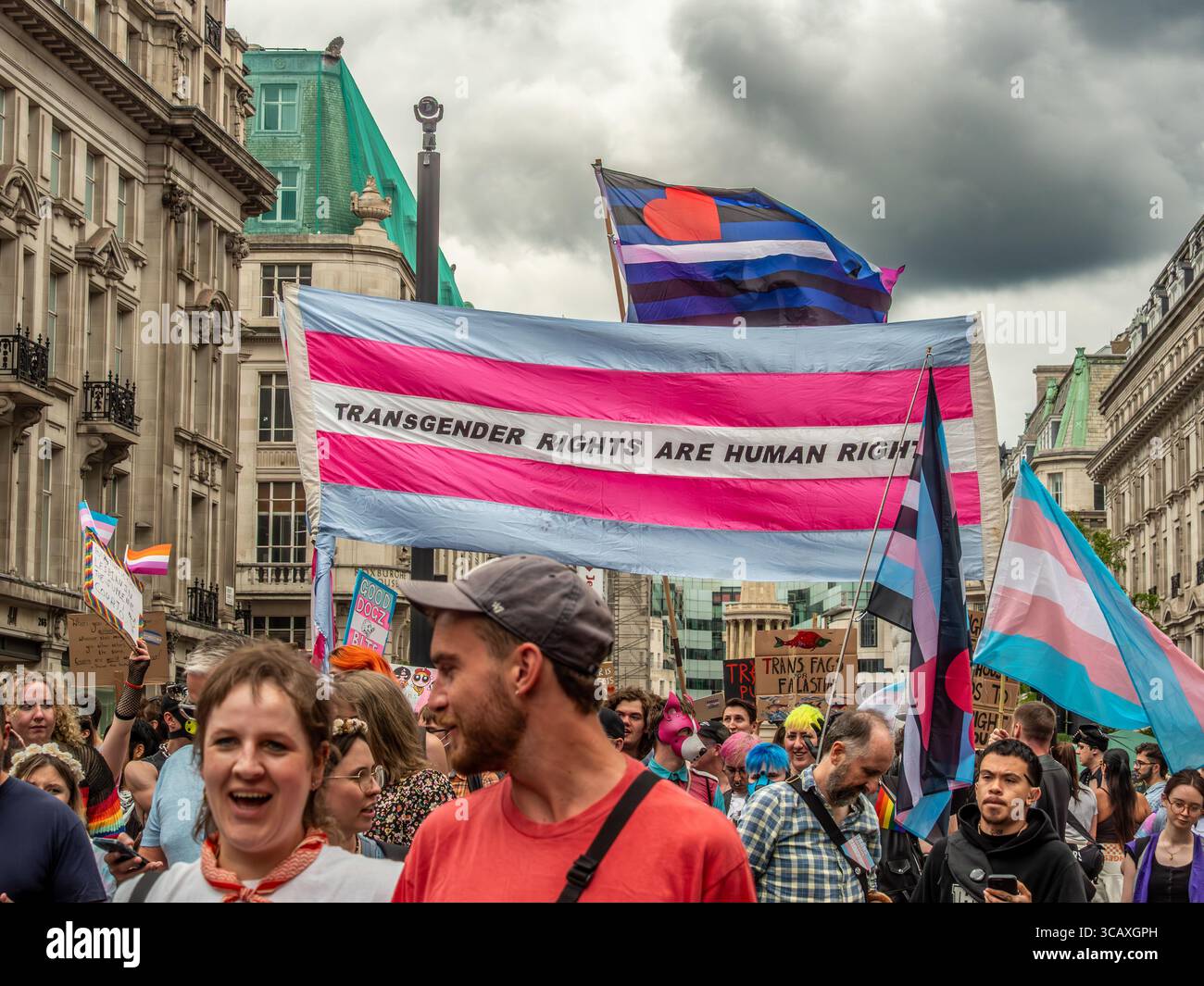 Ein großes Banner mit der Aufschrift "Transgender Rights are Human Rights" wird von Demonstranten auf dem Londoner Trans+ Pride march in London getragen. Stockfoto