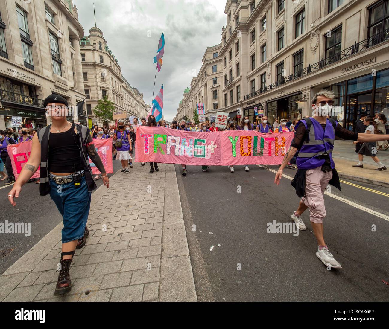 Demonstranten marschieren entlang der Regent Street mit einem „Trans+ Youth“-Banner während des jährlichen London Trans+ Pride Events, einer Demonstration für Trans Rights, Großbritannien. Stockfoto