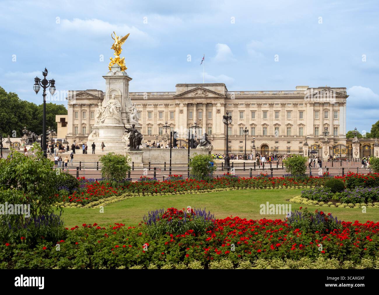 Die Fassade des Buckingham Palace und das Victoria Memorial, die an einem Sommertag in London, Großbritannien, über den formellen Blumengärten zu sehen sind. Stockfoto