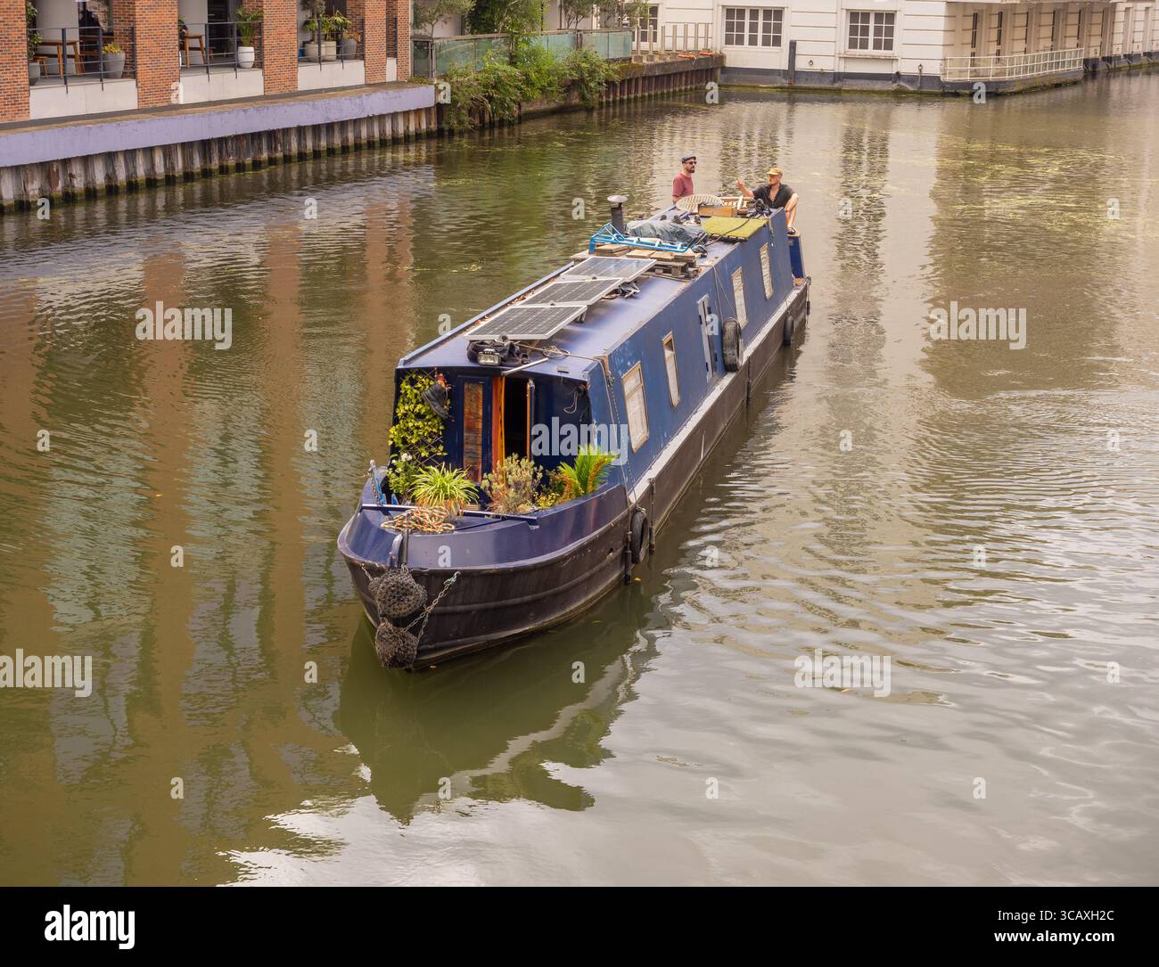 Ein traditionelles Schmalboot mit Solarpaneelen fährt entlang des Regent's Canal in der Gegend Camden in London, Großbritannien. Stockfoto