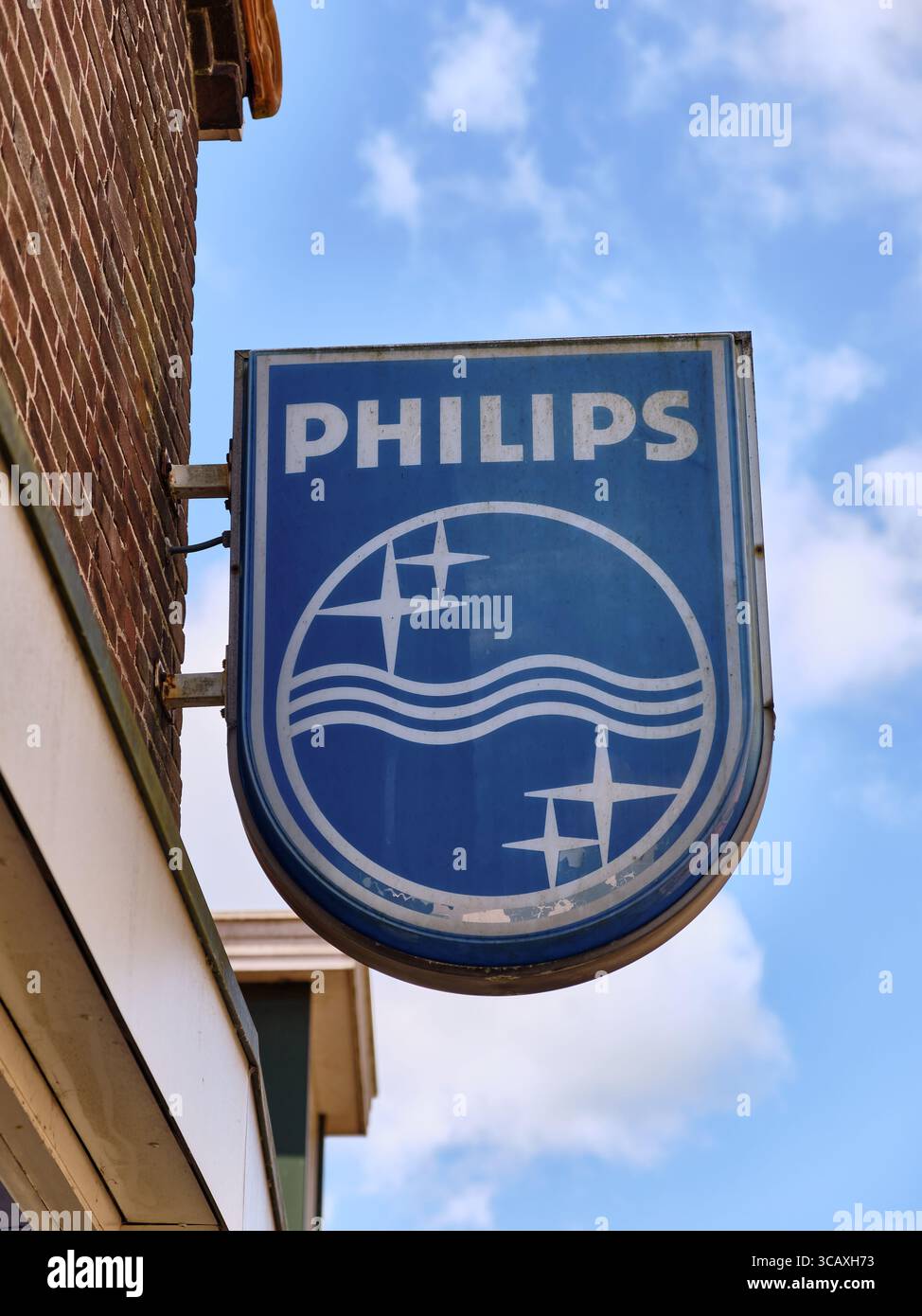 Mai 2025 Oosterland, Niederlande: Nahaufnahme eines Vintage-Leuchtschilds von Philips mit dem klassischen Schild mit Sternen und Wellen, montiert Stockfoto