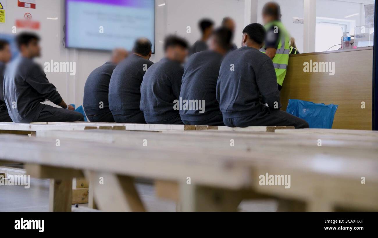 HINWEIS FÜR DIE REDAKTION: FILMMATERIAL IST AN DER QUELLE VERSCHWOMMEN. Screenshot aus dem Video des Innenministeriums der Grenzschutzbeamten, das die ersten kleinen Migranten verarbeitet, die im Rahmen des neuen britischen „One in, One Out“-Deals bei Western Jet Foil in Dover, Kent festgehalten wurden. Die Migranten, die am Tag der Inbetriebnahme des Pilotprogramms inhaftiert wurden, durchlaufen in den letzten 24 Stunden die ersten Phasen des Pilotprozesses für die Rückkehr zwischen Großbritannien und Frankreich, einschließlich der Erstbearbeitung, biometrischer und Sicherheitskontrollen sowie der Umsiedlung in das Abschiebungszentrum für Einwanderer, um auf ihre Rückkehr nach Frankreich zu warten. Bilddatum: Donnerstag, 7. August, Stockfoto