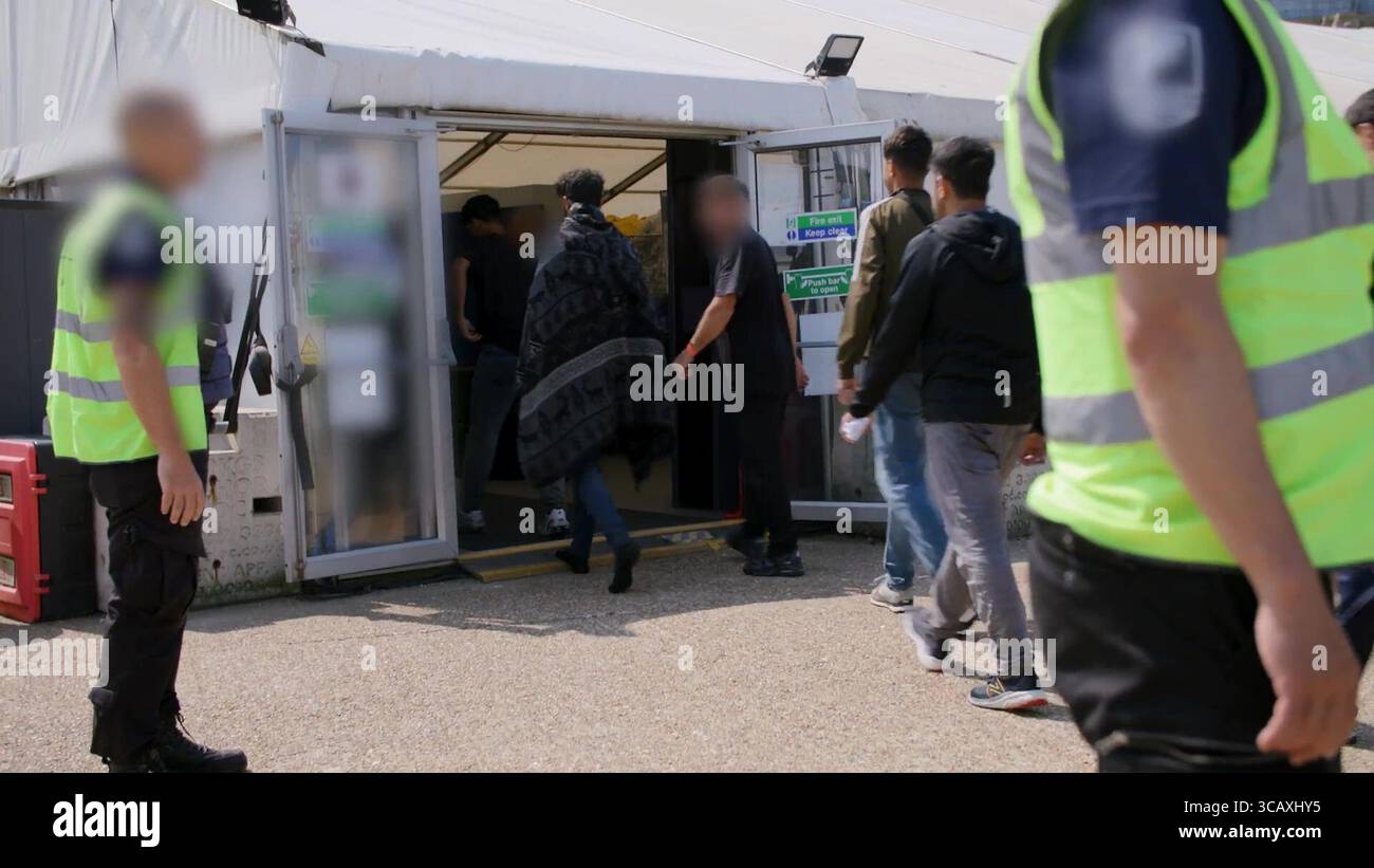 HINWEIS FÜR DIE REDAKTION: FILMMATERIAL IST AN DER QUELLE VERSCHWOMMEN. Screenshot aus dem Video des Innenministeriums der Grenzschutzbeamten, das die ersten kleinen Migranten verarbeitet, die im Rahmen des neuen britischen „One in, One Out“-Deals bei Western Jet Foil in Dover, Kent festgehalten wurden. Die Migranten, die am Tag der Inbetriebnahme des Pilotprogramms inhaftiert wurden, durchlaufen in den letzten 24 Stunden die ersten Phasen des Pilotprozesses für die Rückkehr zwischen Großbritannien und Frankreich, einschließlich der Erstbearbeitung, biometrischer und Sicherheitskontrollen sowie der Umsiedlung in das Abschiebungszentrum für Einwanderer, um auf ihre Rückkehr nach Frankreich zu warten. Bilddatum: Donnerstag, 7. August, Stockfoto