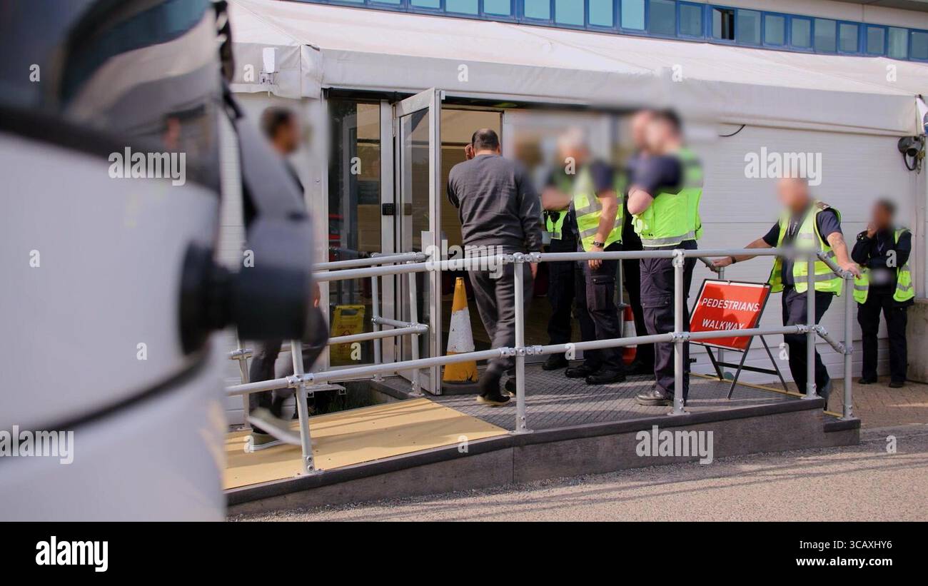 HINWEIS FÜR DIE REDAKTION: FILMMATERIAL IST AN DER QUELLE VERSCHWOMMEN. Screenshot aus dem Video des Innenministeriums der Grenzschutzbeamten, das die ersten kleinen Migranten verarbeitet, die im Rahmen des neuen britischen „One in, One Out“-Deals im Manston Immigration Processing Centre in Manston, Kent, festgehalten wurden. Die Migranten, die am Tag der Inbetriebnahme des Pilotprogramms inhaftiert wurden, durchlaufen in den letzten 24 Stunden die ersten Phasen des Pilotprozesses für die Rückkehr zwischen Großbritannien und Frankreich, einschließlich der Erstbearbeitung, biometrischer und Sicherheitskontrollen sowie der Umsiedlung in das Abschiebungszentrum für Einwanderer, um auf ihre Rückkehr nach Frankreich zu warten. Bild Stockfoto