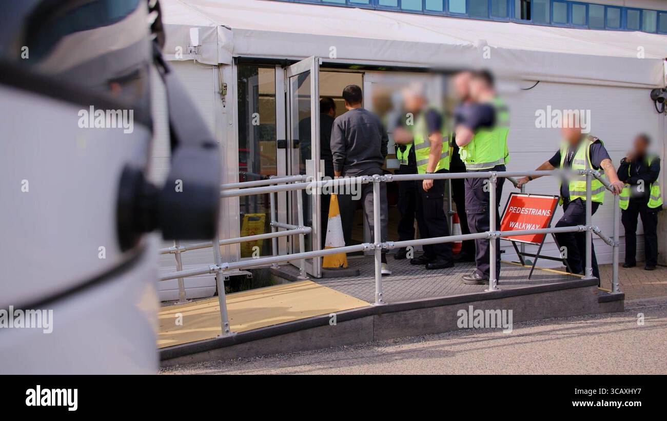 HINWEIS FÜR DIE REDAKTION: FILMMATERIAL IST AN DER QUELLE VERSCHWOMMEN. Screenshot aus dem Video des Innenministeriums der Grenzschutzbeamten, das die ersten kleinen Migranten verarbeitet, die im Rahmen des neuen britischen „One in, One Out“-Deals im Manston Immigration Processing Centre in Manston, Kent, festgehalten wurden. Die Migranten, die am Tag der Inbetriebnahme des Pilotprogramms inhaftiert wurden, durchlaufen in den letzten 24 Stunden die ersten Phasen des Pilotprozesses für die Rückkehr zwischen Großbritannien und Frankreich, einschließlich der Erstbearbeitung, biometrischer und Sicherheitskontrollen sowie der Umsiedlung in das Abschiebungszentrum für Einwanderer, um auf ihre Rückkehr nach Frankreich zu warten. Bild Stockfoto