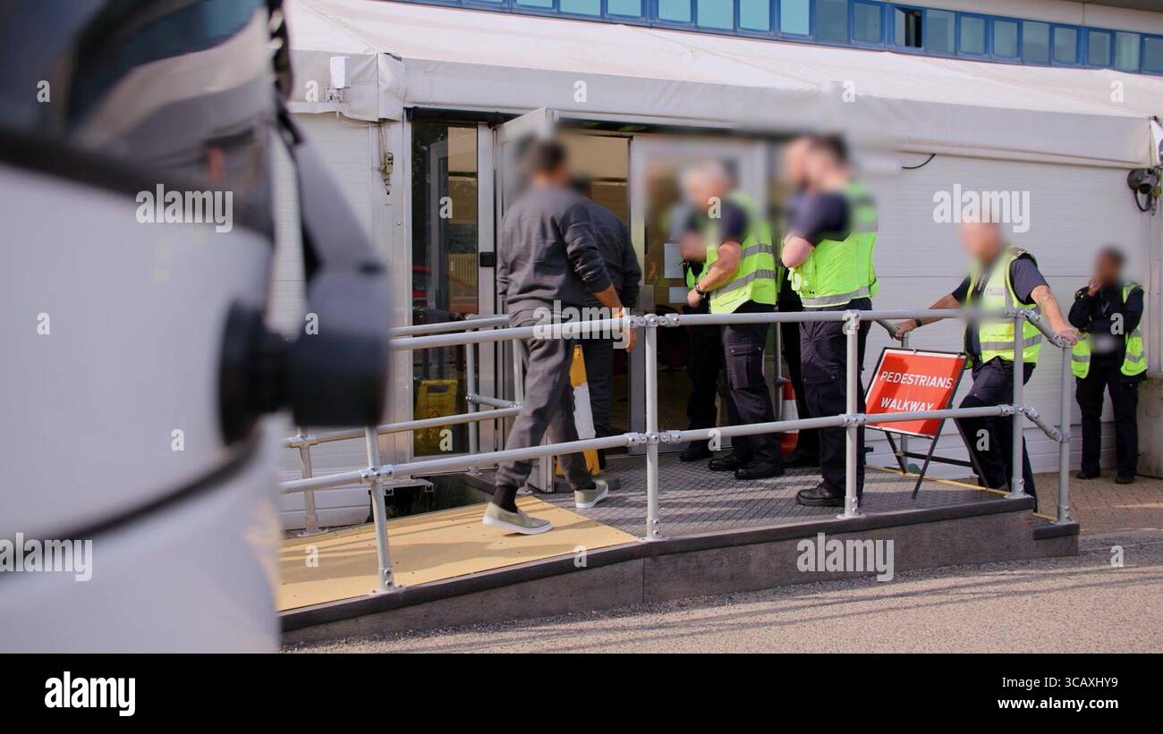 HINWEIS FÜR DIE REDAKTION: FILMMATERIAL IST AN DER QUELLE VERSCHWOMMEN. Screenshot aus dem Video des Innenministeriums der Grenzschutzbeamten, das die ersten kleinen Migranten verarbeitet, die im Rahmen des neuen britischen „One in, One Out“-Deals im Manston Immigration Processing Centre in Manston, Kent, festgehalten wurden. Die Migranten, die am Tag der Inbetriebnahme des Pilotprogramms inhaftiert wurden, durchlaufen in den letzten 24 Stunden die ersten Phasen des Pilotprozesses für die Rückkehr zwischen Großbritannien und Frankreich, einschließlich der Erstbearbeitung, biometrischer und Sicherheitskontrollen sowie der Umsiedlung in das Abschiebungszentrum für Einwanderer, um auf ihre Rückkehr nach Frankreich zu warten. Bild Stockfoto