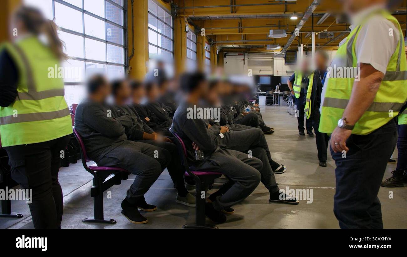 HINWEIS FÜR DIE REDAKTION: FILMMATERIAL IST AN DER QUELLE VERSCHWOMMEN. Screenshot aus dem Video des Innenministeriums der Grenzschutzbeamten, das die ersten kleinen Migranten verarbeitet, die im Rahmen des neuen britischen „One in, One Out“-Deals im Manston Immigration Processing Centre in Manston, Kent, festgehalten wurden. Die Migranten, die am Tag der Inbetriebnahme des Pilotprogramms inhaftiert wurden, durchlaufen in den letzten 24 Stunden die ersten Phasen des Pilotprozesses für die Rückkehr zwischen Großbritannien und Frankreich, einschließlich der Erstbearbeitung, biometrischer und Sicherheitskontrollen sowie der Umsiedlung in das Abschiebungszentrum für Einwanderer, um auf ihre Rückkehr nach Frankreich zu warten. Bild Stockfoto
