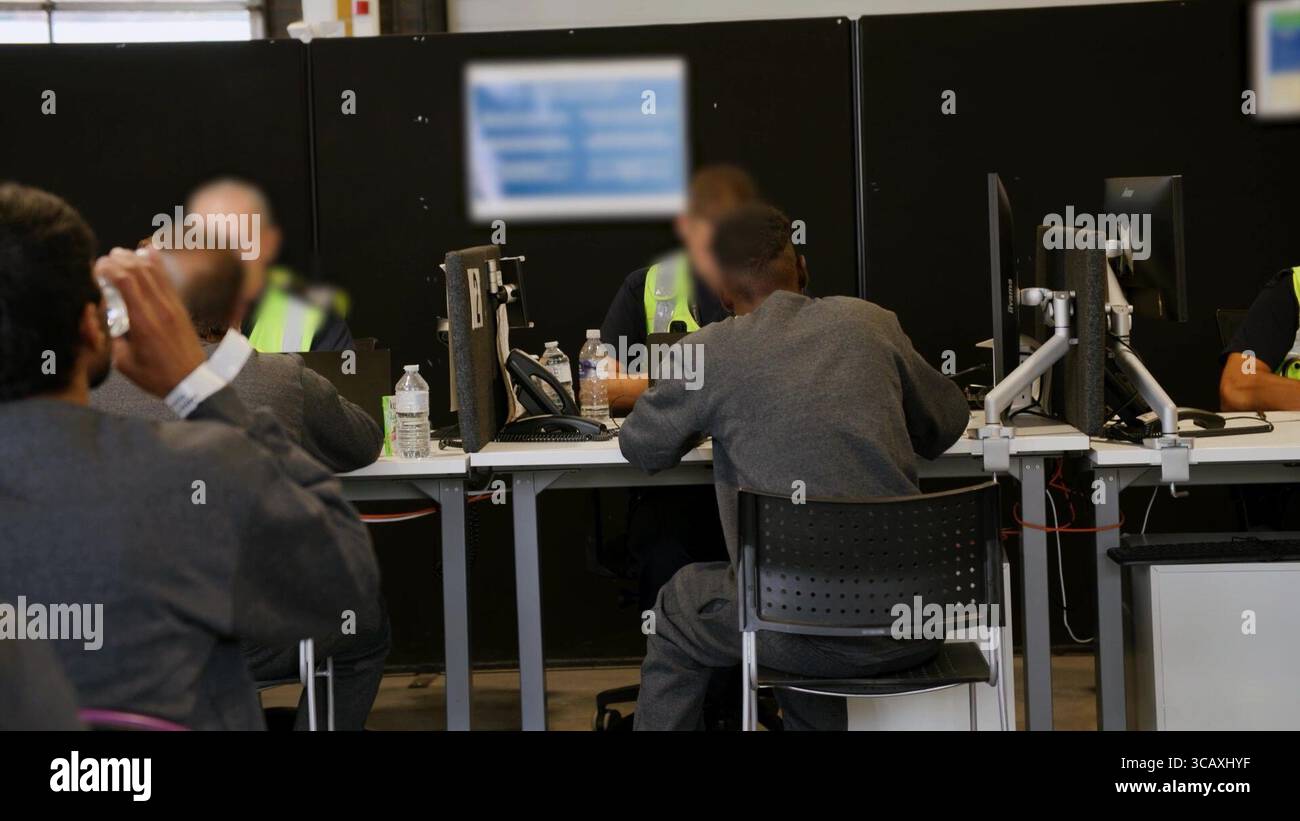 HINWEIS FÜR DIE REDAKTION: FILMMATERIAL IST AN DER QUELLE VERSCHWOMMEN. Screenshot aus dem Video des Innenministeriums der Grenzschutzbeamten, das die ersten kleinen Migranten verarbeitet, die im Rahmen des neuen britischen „One in, One Out“-Deals im Manston Immigration Processing Centre in Manston, Kent, festgehalten wurden. Die Migranten, die am Tag der Inbetriebnahme des Pilotprogramms inhaftiert wurden, durchlaufen in den letzten 24 Stunden die ersten Phasen des Pilotprozesses für die Rückkehr zwischen Großbritannien und Frankreich, einschließlich der Erstbearbeitung, biometrischer und Sicherheitskontrollen sowie der Umsiedlung in das Abschiebungszentrum für Einwanderer, um auf ihre Rückkehr nach Frankreich zu warten. Bild Stockfoto