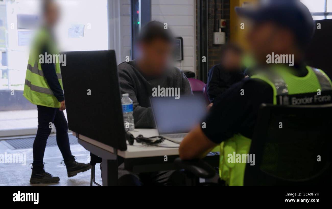 HINWEIS FÜR DIE REDAKTION: FILMMATERIAL IST AN DER QUELLE VERSCHWOMMEN. Screenshot aus dem Video des Innenministeriums der Grenzschutzbeamten, das die ersten kleinen Migranten verarbeitet, die im Rahmen des neuen britischen „One in, One Out“-Deals im Manston Immigration Processing Centre in Manston, Kent, festgehalten wurden. Die Migranten, die am Tag der Inbetriebnahme des Pilotprogramms inhaftiert wurden, durchlaufen in den letzten 24 Stunden die ersten Phasen des Pilotprozesses für die Rückkehr zwischen Großbritannien und Frankreich, einschließlich der Erstbearbeitung, biometrischer und Sicherheitskontrollen sowie der Umsiedlung in das Abschiebungszentrum für Einwanderer, um auf ihre Rückkehr nach Frankreich zu warten. Bild Stockfoto