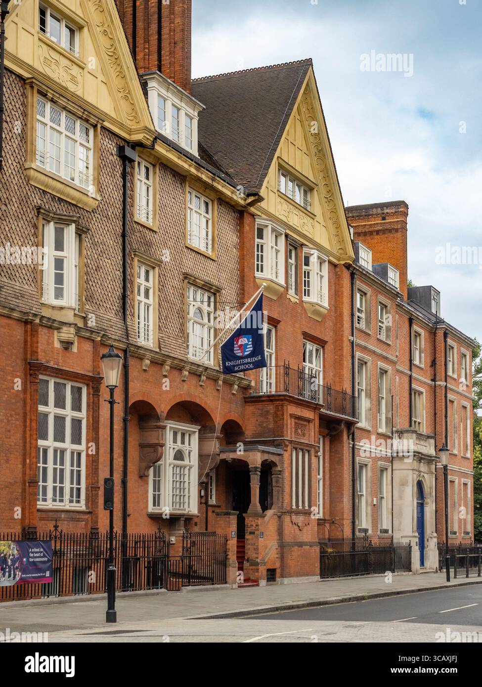 Das historische Gebäude aus rotem Backstein der Knightsbridge School, einer unabhängigen Vorbereitungsschule in einem prestigeträchtigen Londoner Viertel, Großbritannien. Stockfoto