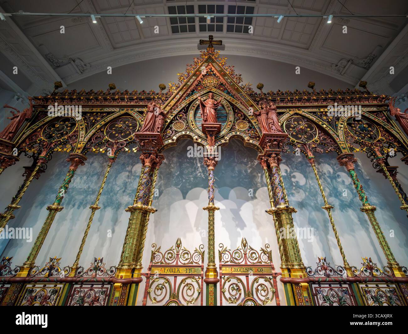 The Magnificent Hereford Screen, ein kunstvoller Chorschirm aus dem gotischen Revival, entworfen von Sir George Gilbert Scott, im V&A Museum in London zu sehen. Stockfoto The Magnificent Hereford Screen, ein kunstvoller Chorschirm aus dem gotischen Revival, entworfen von Sir George Gilbert Scott, im V&A Museum in London zu sehen. Stockfoto