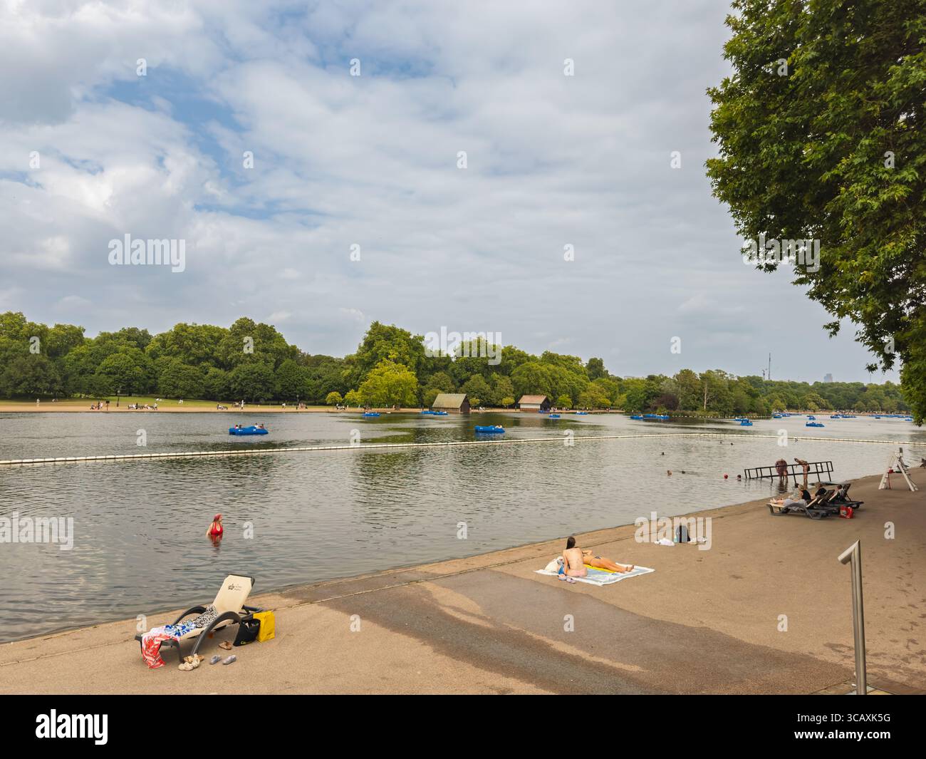 Blick auf den Serpentine Lido im Londoner Hyde Park, einem Club-Bereich für Mitglieder, der während der Sommermonate für die Öffentlichkeit geöffnet ist. Stockfoto