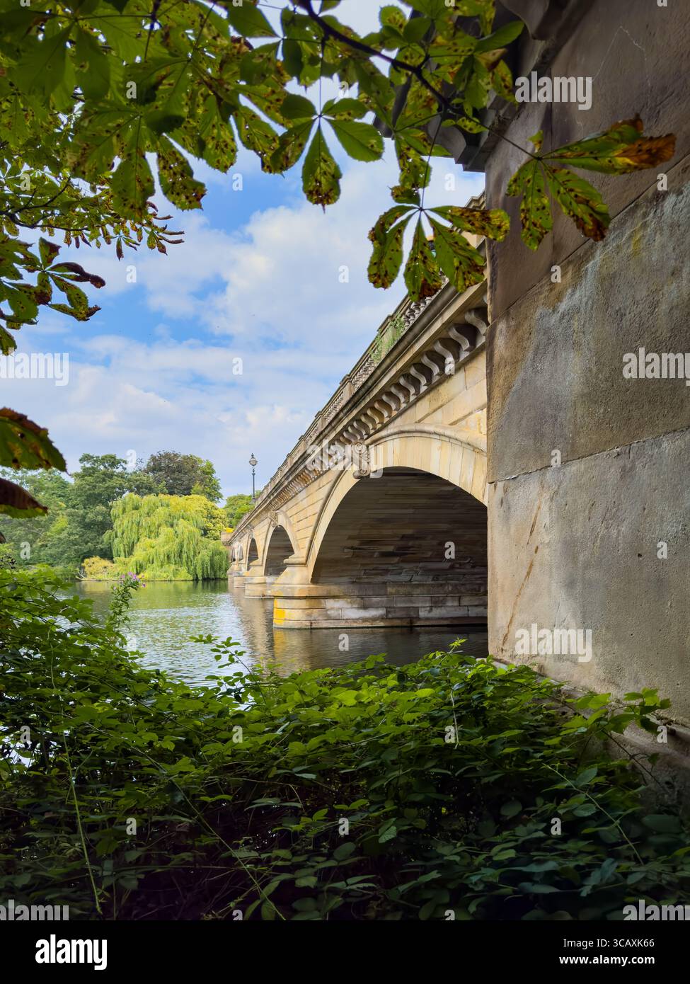 Die historische, fünfbogige Serpentine Bridge, entworfen von John Rennie, überquert den See im Hyde Park, London, Großbritannien. Stockfoto