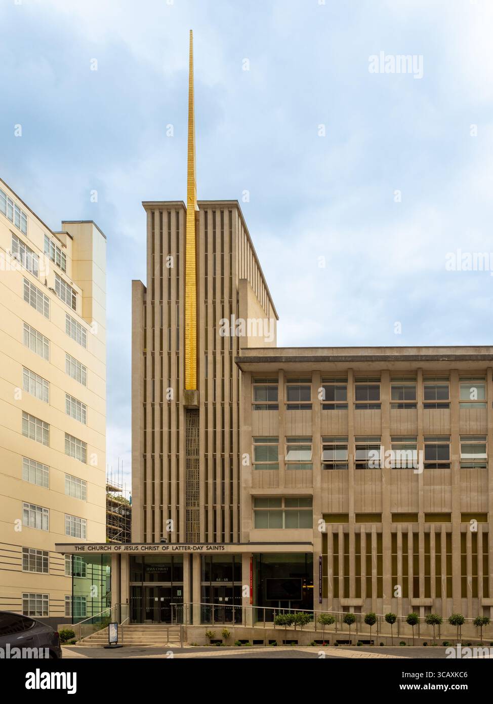 Die moderne Architektur der Hyde Park Chapel der Kirche Jesu Christi der Heiligen der Letzten Tage mit ihrem hohen goldenen Turm in South Kensington, London. Stockfoto