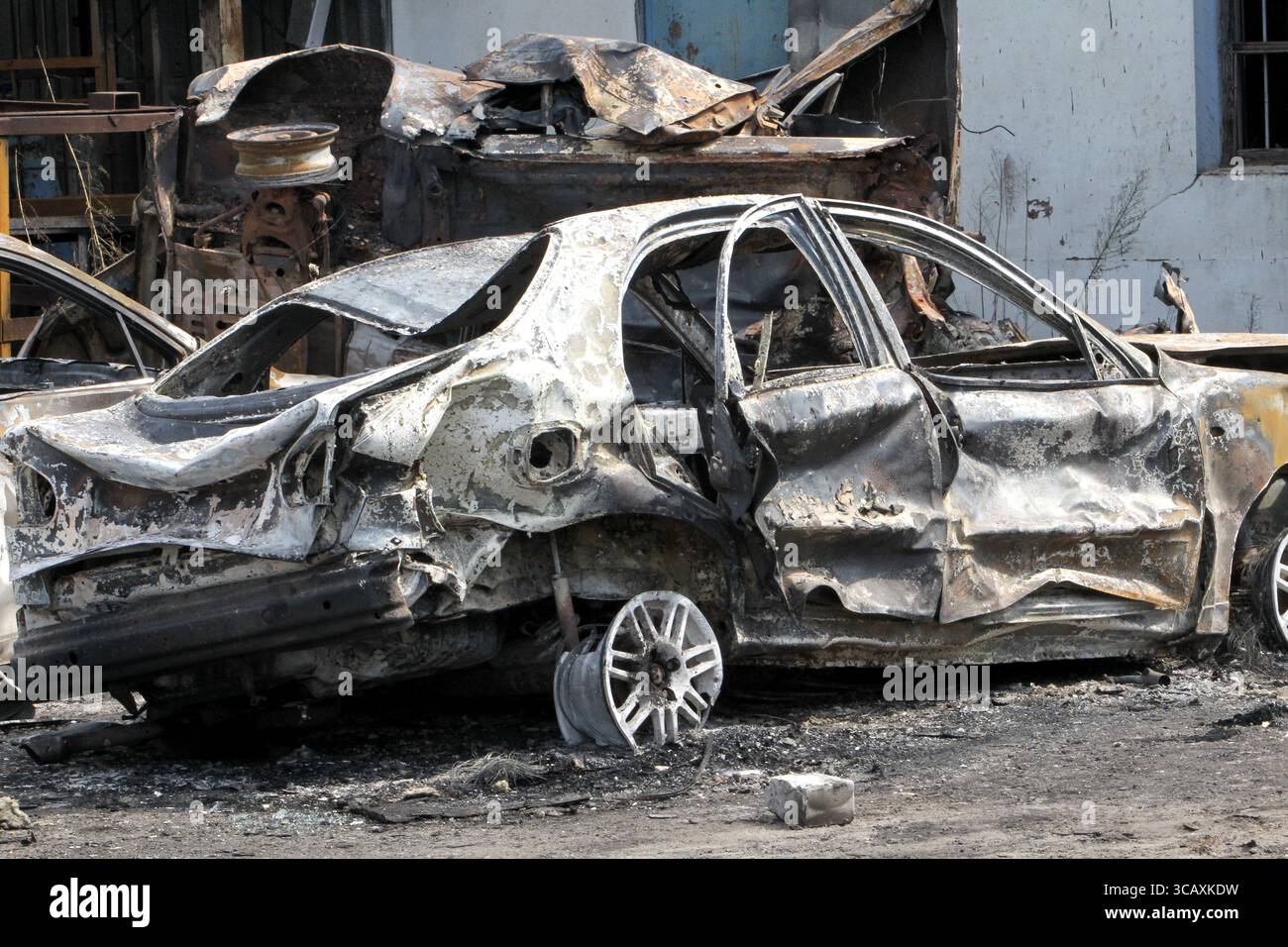 Nicht exklusiv: Ein kalziniertes Auto, das infolge eines russischen Drohnenangriffs in Brand geriet, befindet sich am 7. August 2025 auf der Straße in Dnipro, Ukraine. Vier pe Stockfoto