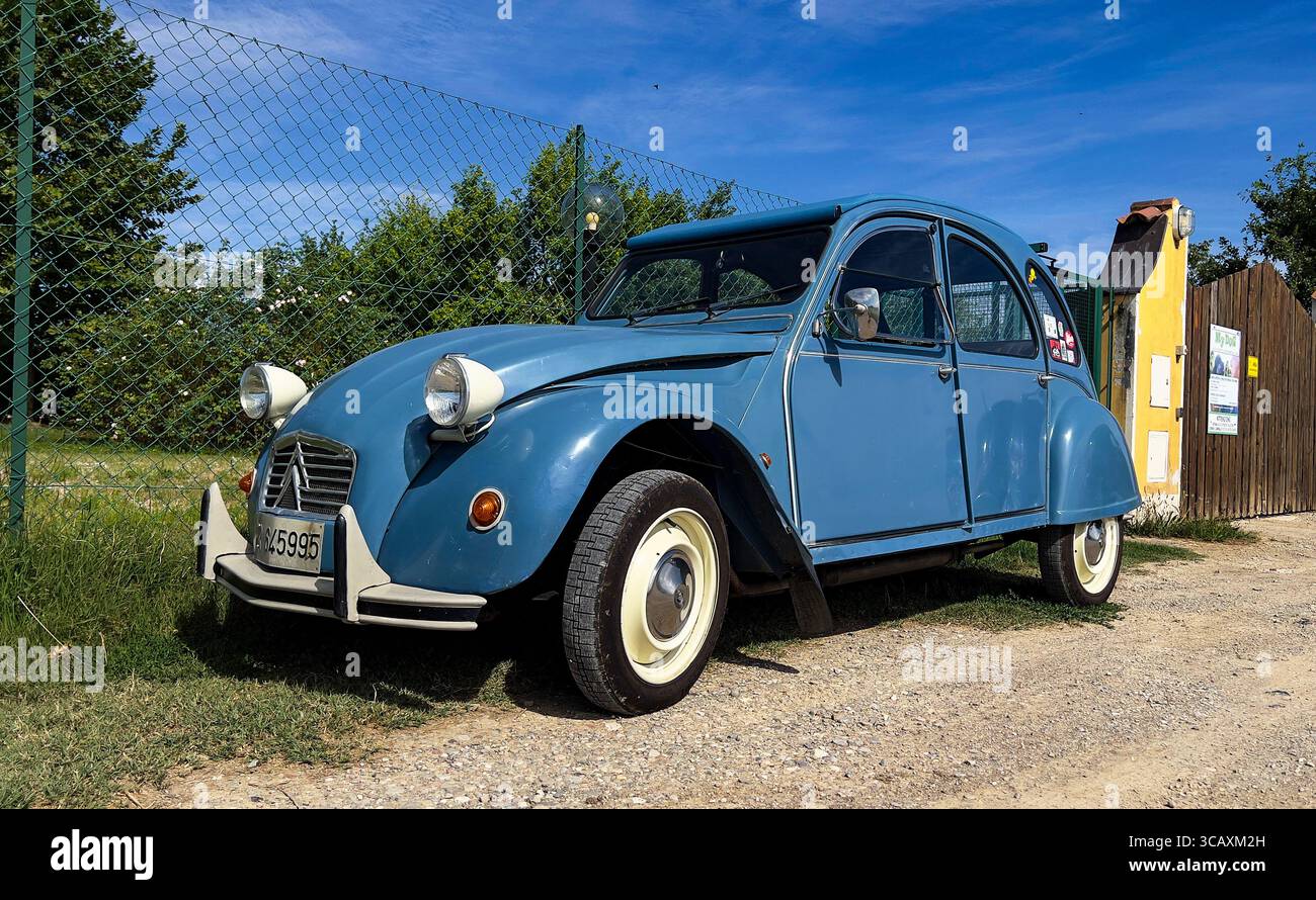 Seine markante Form und die runden Scheinwerfer unterstreichen den einzigartigen Charakter dieses beliebten französischen Autos. Stockfoto