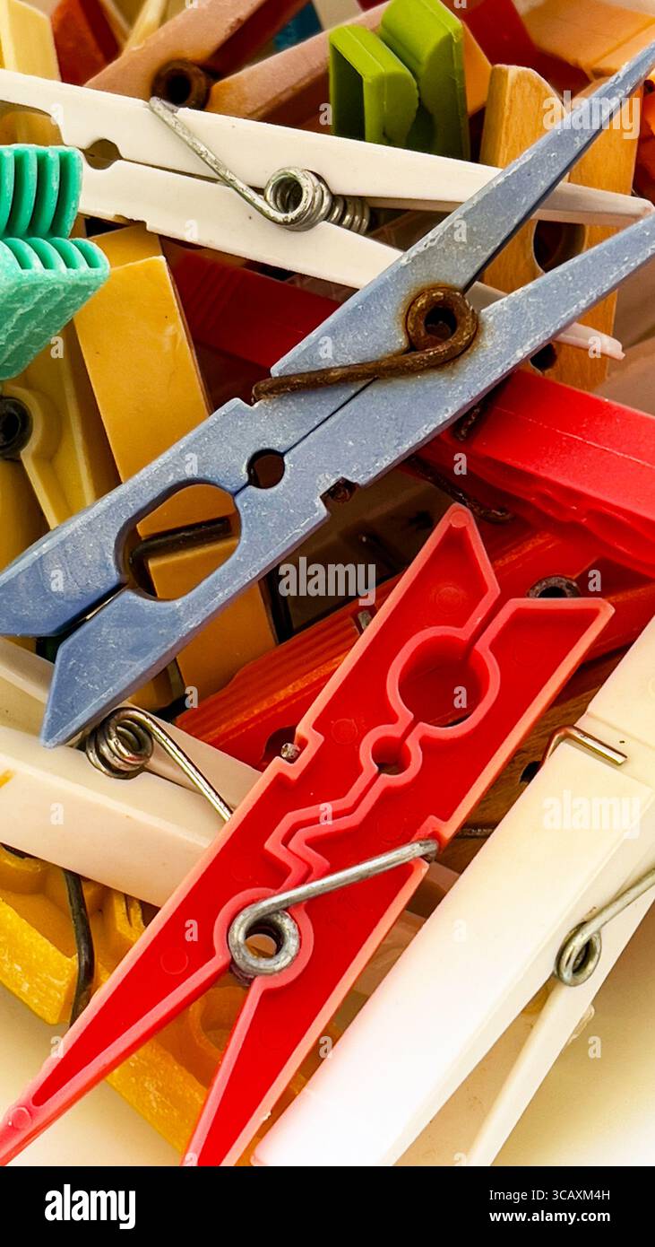 Farbenfrohe Wäscheklammern für die Essentials am Tag der Wäsche eine Mischung aus lebendigem Plastik und rustikalen hölzernen Wäscheklammern Stockfoto