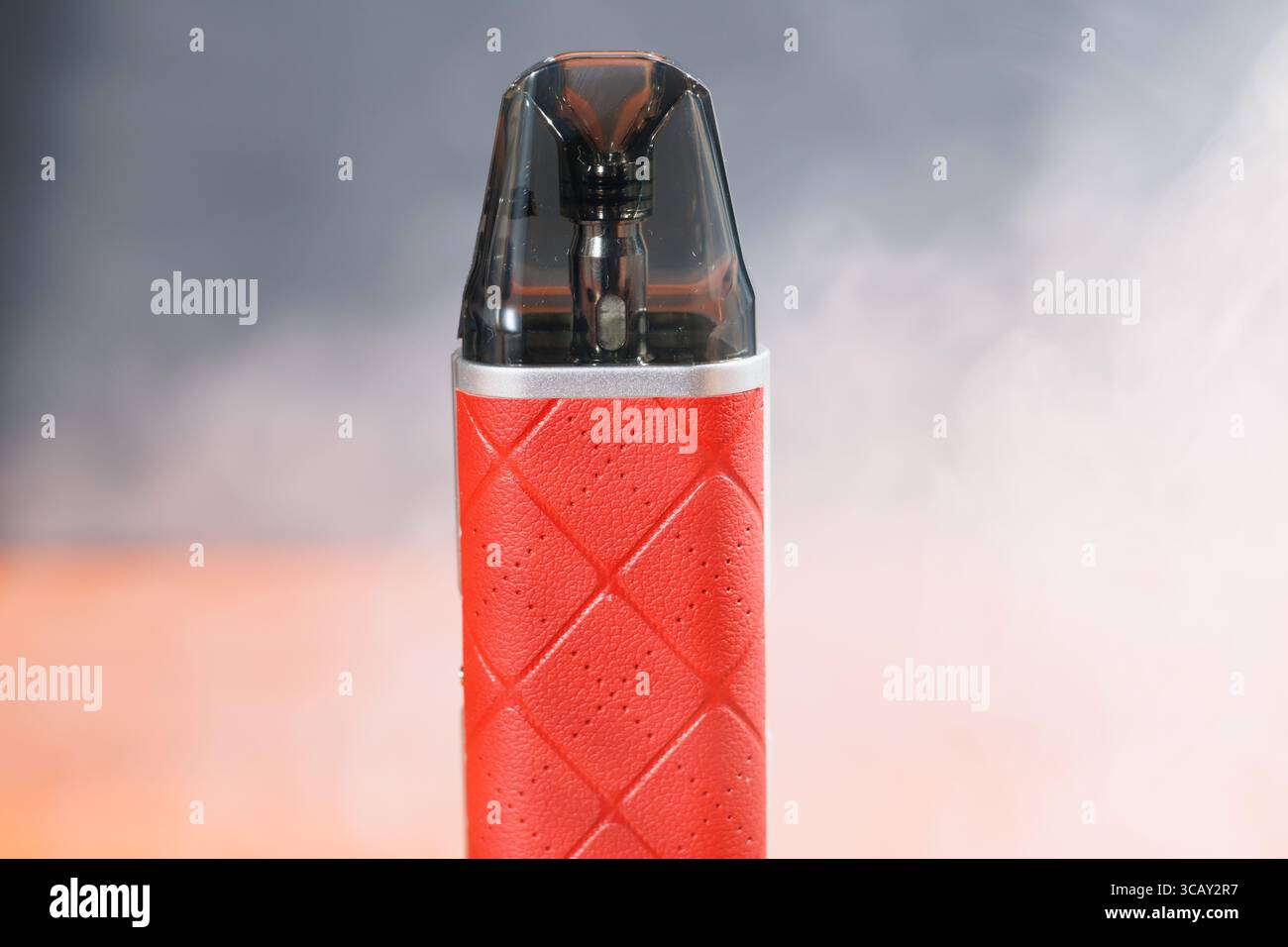 Elektronische Zigarette auf dem Tisch, umgeben von Rauch Stockfoto