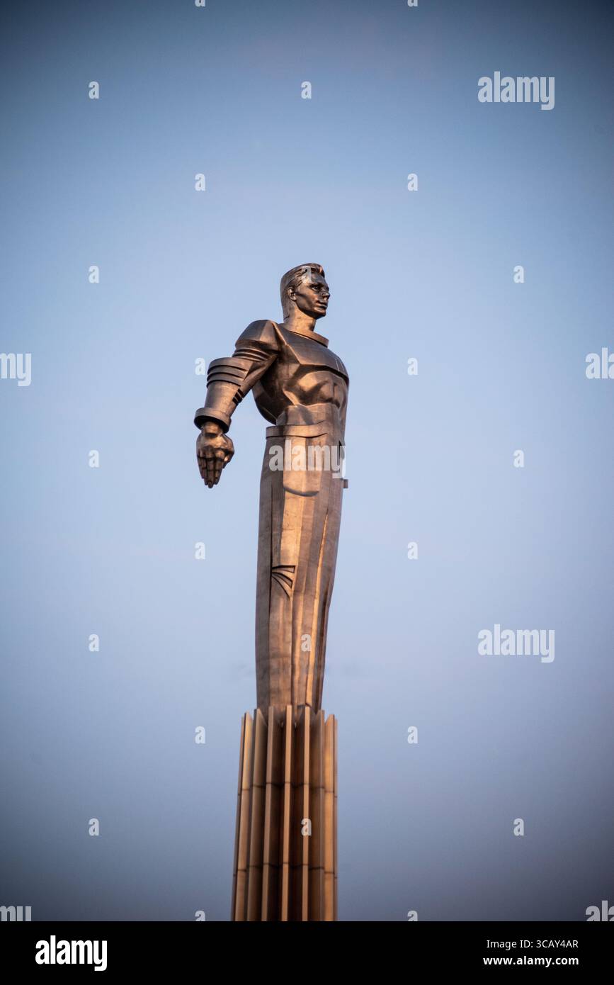 Denkmal für Juri Gagarin, den ersten Menschen im Weltall, hoch über einem klaren Himmel in Moskau, Russland Stockfoto