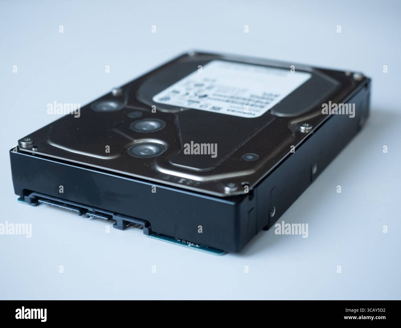Nahaufnahme einer 3,5-Zoll-Toshiba SATA-Festplatte zur Datenspeicherung und Hardwareverwendung Stockfoto