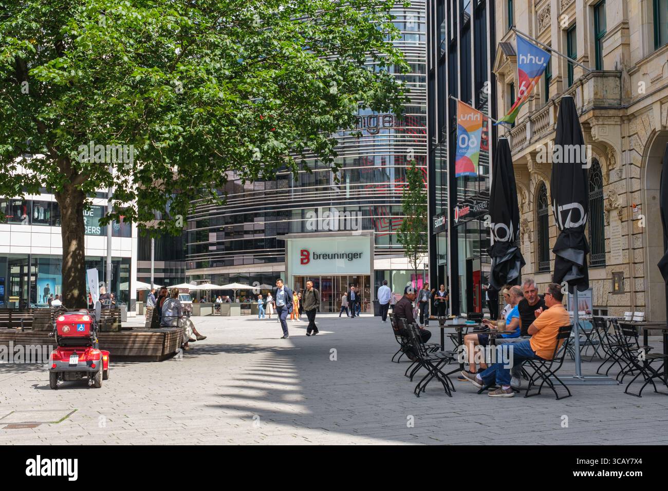 Die Gäste können sich an Tischen im Freien in der Nähe des Einkaufszentrums Breuninger entspannen Stockfoto