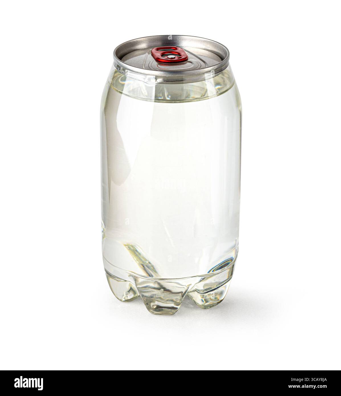 Studio-Aufnahme einer transparenten Kunststoffdose mit klarer Flüssigkeit und rotem Ringzug, isoliert auf weißem Hintergrund Stockfoto