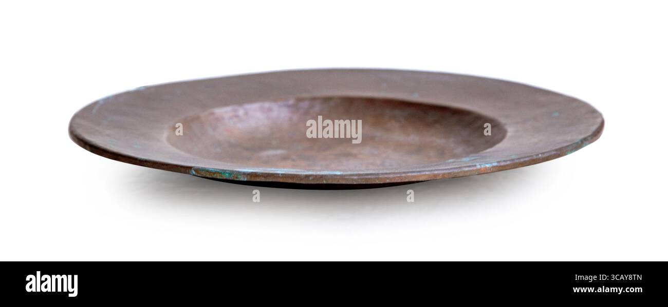 Antike korrodierte Kupferplatte isoliert auf weißem Hintergrund, zeigt Anzeichen von Verschleiß Stockfoto