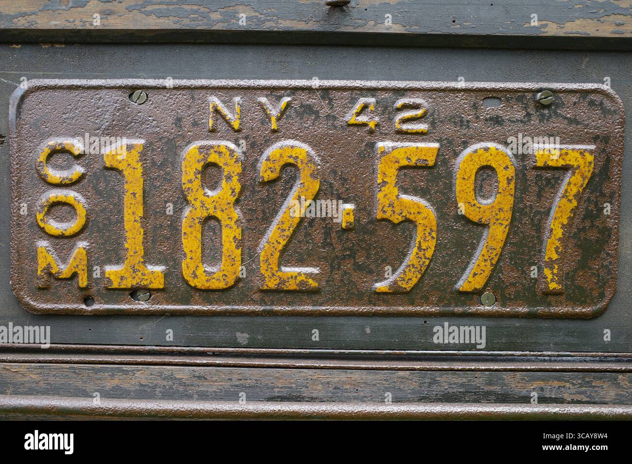 Bad Bentheim, Deutschland 13. Juli 2025 Ein rostiges New Yorker Autokennzeichen aus dem Jahr 1942. Das goldgelbe der Buchstaben ist noch sichtbar. Das b Stockfoto