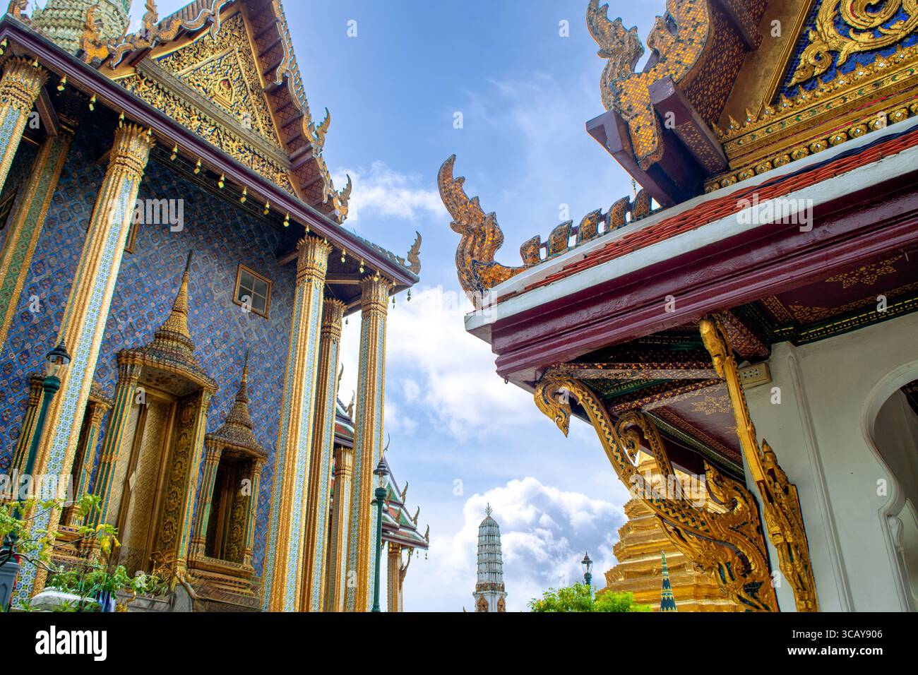 Blick auf das Königliche Pantheon und andere Gebäude im buddhistischen Tempelkomplex des Großen Palastes in Bangkok, Thailand Stockfoto