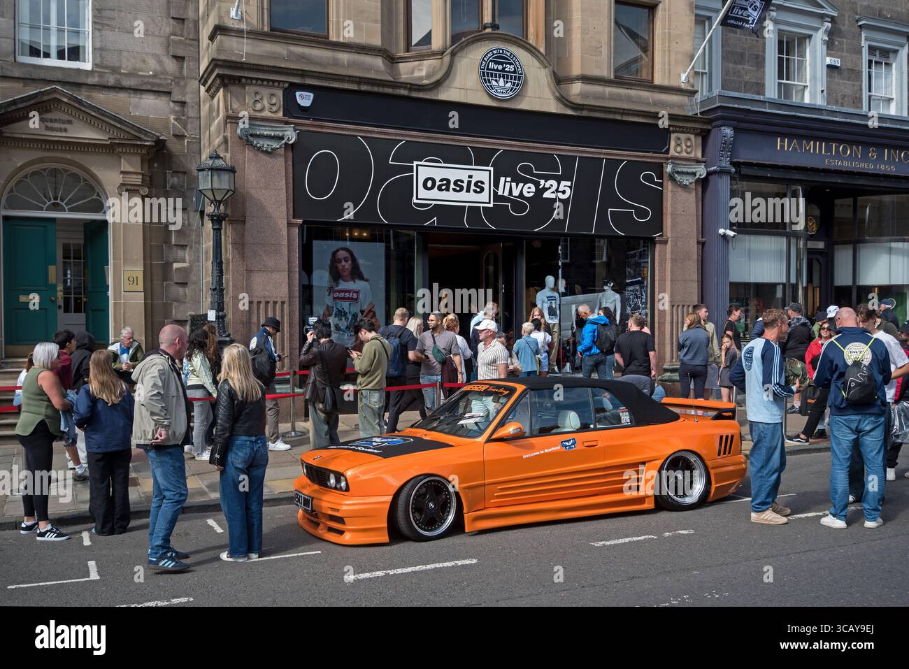 Fans stehen vor dem offiziellen Merchandise Store der Oasis Band in 89 George Street, Edinburgh, Schottland, Großbritannien. Stockfoto