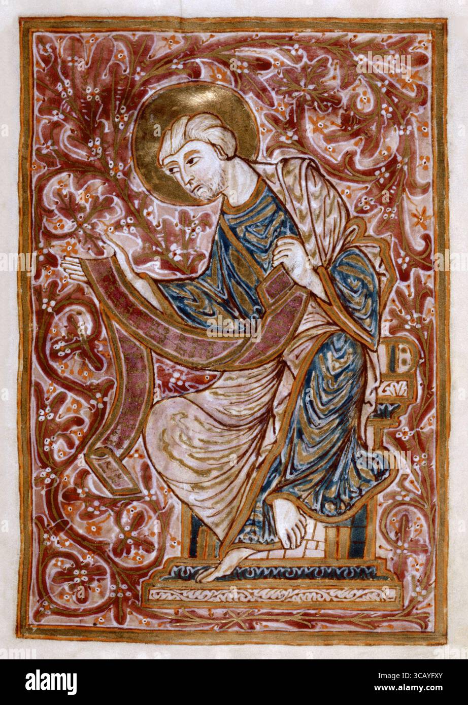 Historische Illustrationskunstwerke des heiligen Johannes des Evangelisten, der eine Rolle schrieb, eingerahmt in Gold vor einem leuchtend violetten und roten Hintergrund. Aus einem erleuchteten Manuskript aus dem 10. Jahrhundert. Aufgeführt im Census of Medieval and Renaissance Manuskripte in den Vereinigten Staaten und Kanada von Seymour de Ricci. Um 950. Stockfoto Historische Illustrationskunstwerke des heiligen Johannes des Evangelisten, der eine Rolle schrieb, eingerahmt in Gold vor einem leuchtend violetten und roten Hintergrund. Aus einem erleuchteten Manuskript aus dem 10. Jahrhundert. Aufgeführt im Census of Medieval and Renaissance Manuskripte in den Vereinigten Staaten und Kanada von Seymour de Ricci. Um 950. Stockfoto