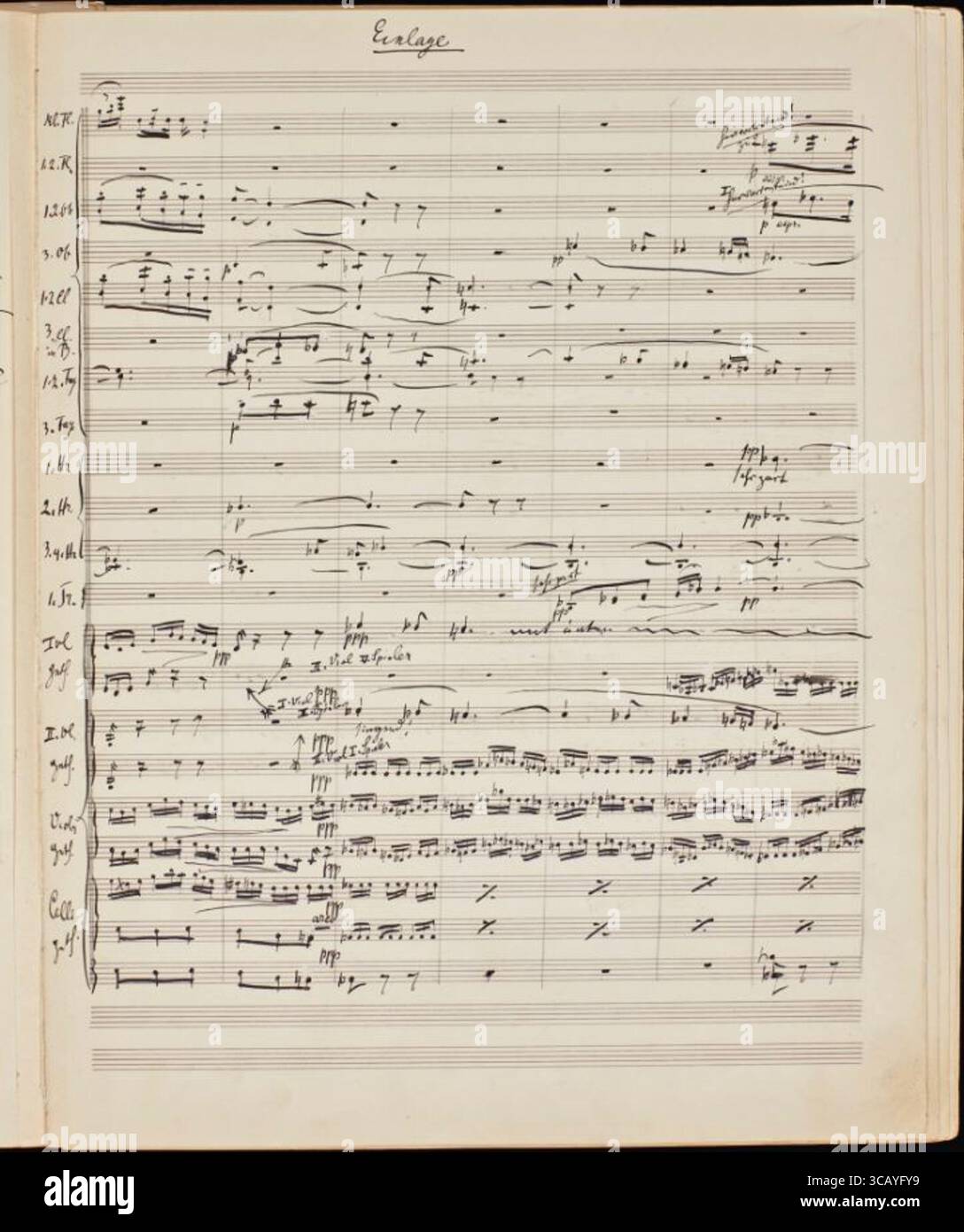 Manuskriptseite aus Gustav Mahlers Sinfonie Nr. 2, Auferstehung, mit dem Eröffnungssatz „Allegro maestoso: Mit durchaus ernstem und feierlichem Ausdruck“. Diese handgeschriebene Orchesterpartitur, die zwischen 1888 und 1894 komponiert wurde, enthält Mahlers Anmerkungen und expressive Markierungen. Die zweite Sinfonie ist eines seiner bekanntesten Werke, die Themen Leben, Tod und Auferstehung erforschen. Stockfoto