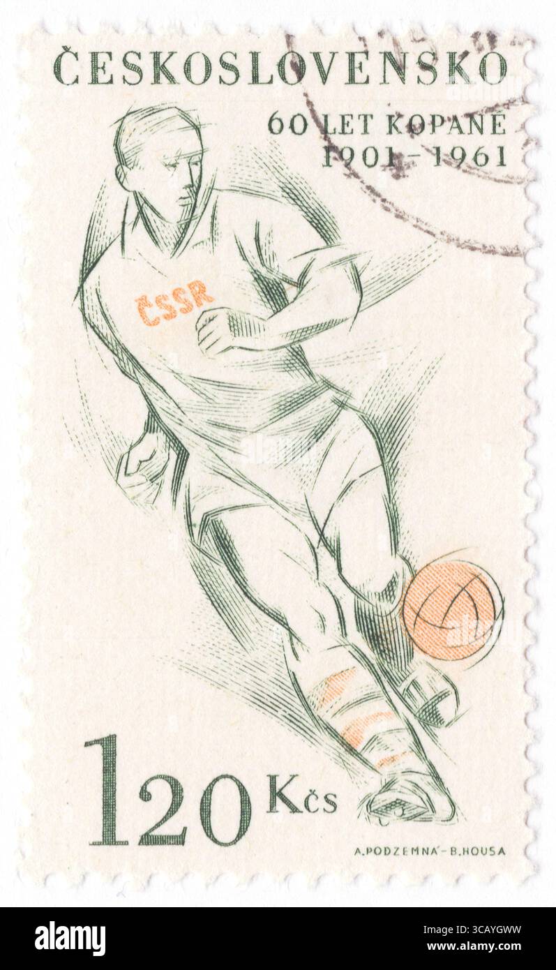 TSCHECHOSLOWAKEI - 10. Februar 1961: 1,20 Kronen Ultramarin und gelbe Briefmarke für Fußball. 60 Jahre Fußball in der Tschechoslowakei. Fußball ist eine Familie von Mannschaftssportarten, bei denen in unterschiedlichem Maße ein Ball geschossen wird, um ein Tor zu erzielen. Unqualifiziert bedeutet das Wort Fußball im Allgemeinen die Form des Fußballs, die am beliebtesten ist, wenn das Wort verwendet wird Stockfoto