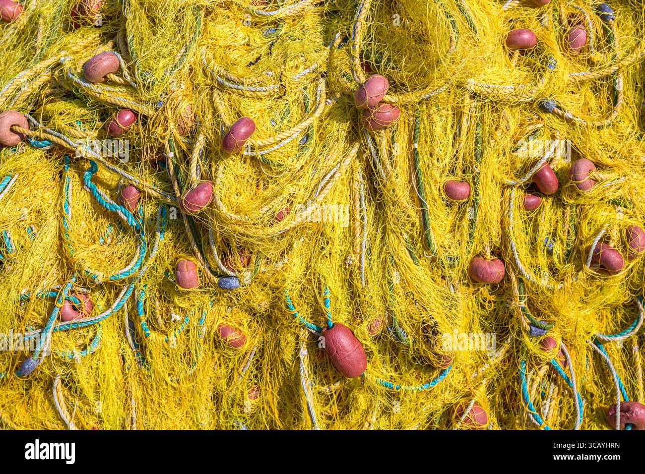 Makrobild eines alten gelben Fischernetzes Stockfoto