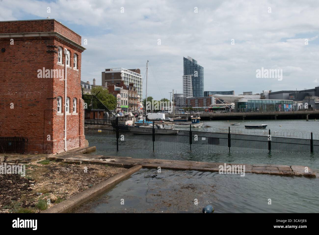 Allgemeiner Blick auf Portsmouh Harbour Front und Gunwharf Quays, England Stockfoto