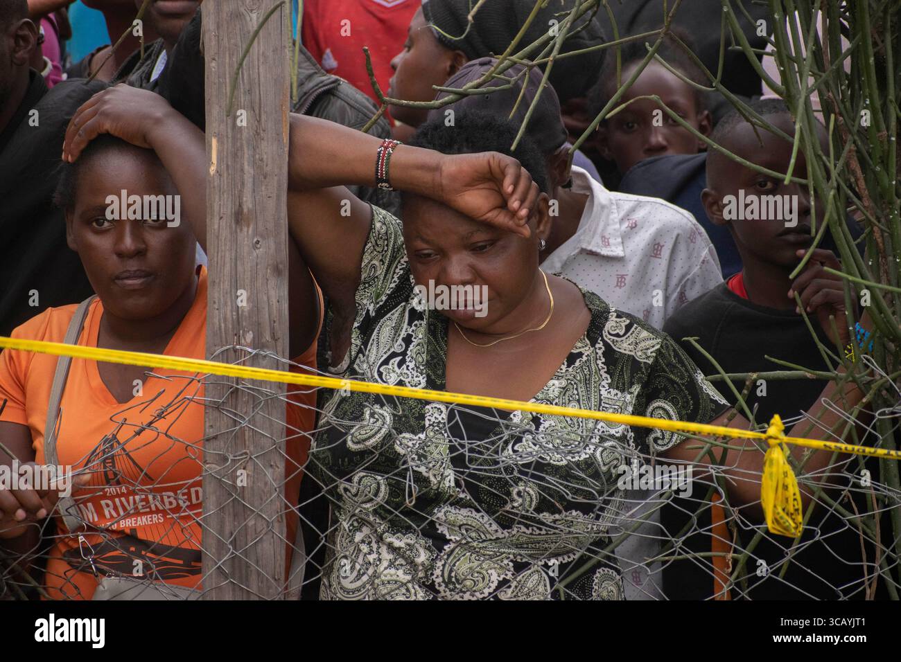 Nairobi, Nairobi, Kenia. August 2025. Zuschauer beobachten am 7. August 2025 am Ort des Flugzeugabsturzes im Dorf Mwihoko im Norden von Nairobi in Kenia. Sechs Menschen wurden tot und mindestens zwei weitere verletzt, nachdem das leichte Flugzeug der AMREF Flying Doctors unter unklaren Umständen abstürzte.die Cessna Citation XLS war, Regsitration 5Y-FDM war auf dem Weg nach Somalia (Credit Image: © Kevin Midigo/ZUMA Press Wire) NUR REDAKTIONELLE VERWENDUNG! Nicht für kommerzielle ZWECKE! Stockfoto