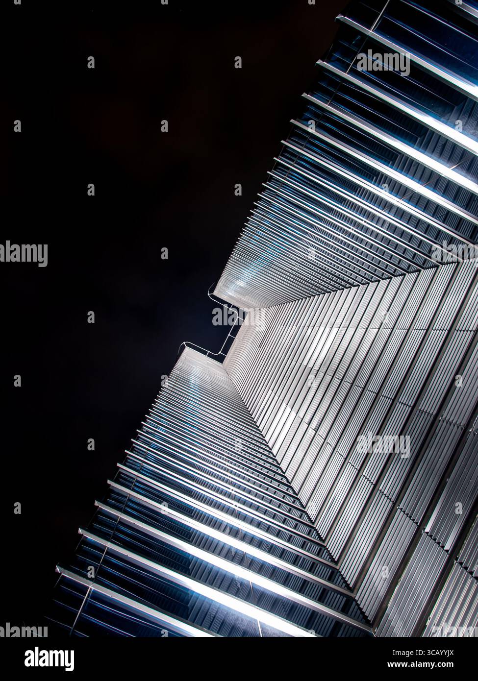 Tallinn, Estland – 16. Oktober 2009: Zeitgenössischer Wolkenkratzer, fotografiert vom Boden aus, mit geometrischer metallischer Fassade und Dramati Stockfoto