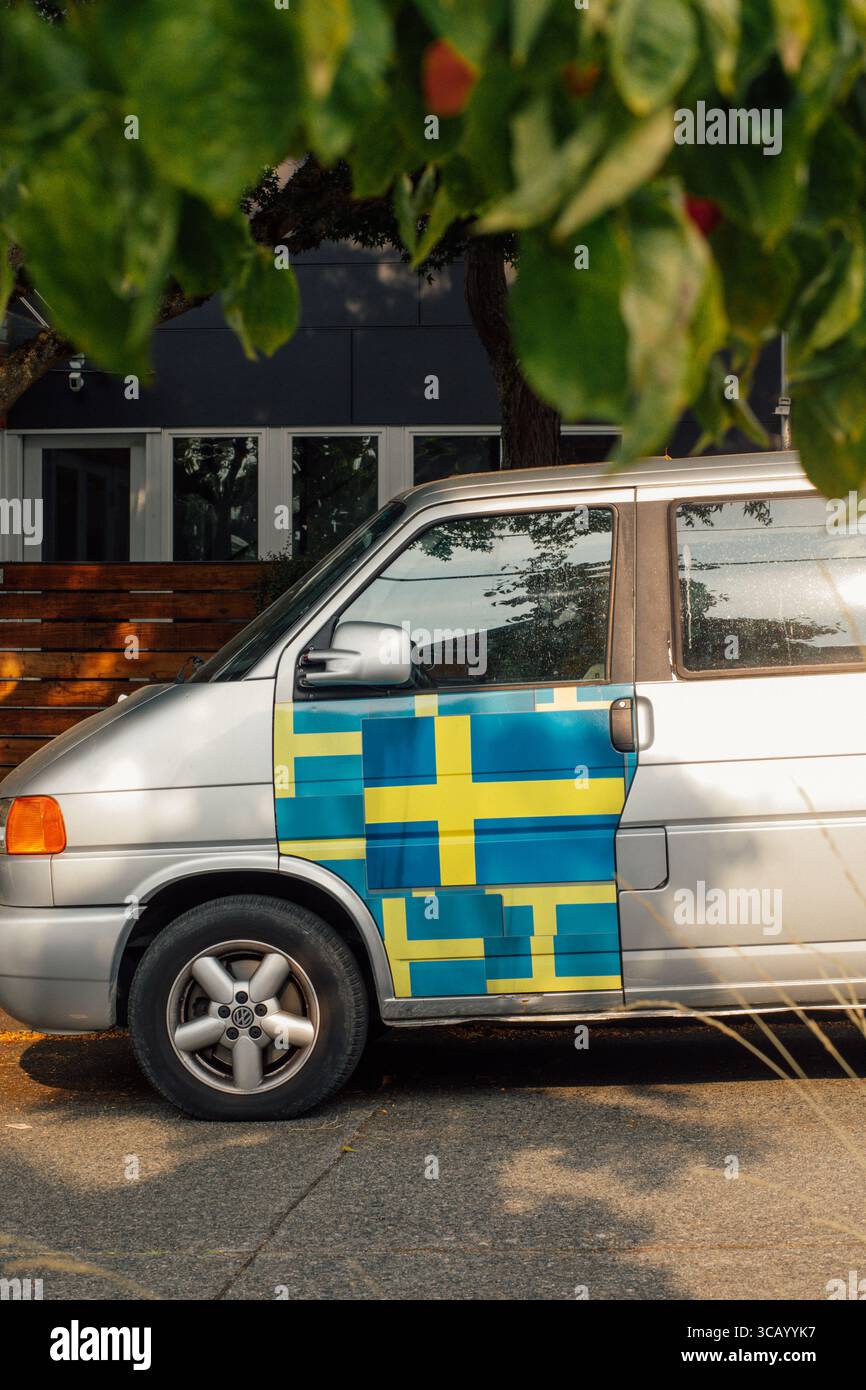 VW-Van mit schwedischem Flaggenmotiv an der Tür Stockfoto