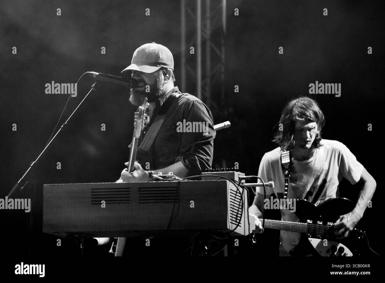 THE BLACK ANGELS, LIVE, 2018: Alex Maas von der Rockgruppe The Black Angels spielt die Far Out Stage. Quelle: Rob Watkins/Alamy Live News. Glanusk Park, Brecon, Wales, 19. August 2018. Tag 3 des Green man Musikfestivals in den Brecon Beacons Mountains in Wales. INFO: The Black Angels ist eine US-amerikanische Rockband, die 2004 gegründet wurde und für ihren psychedelischen Sound und ihre düsteren, immersiven Texte bekannt ist. Beeinflusst vom Rock der 1960er Jahre haben ihre von Kritikern gefeierten Alben wie „Passover“ und „Death Song“ ihren Platz in der modernen psychedelischen Musik gefestigt. Stockfoto
