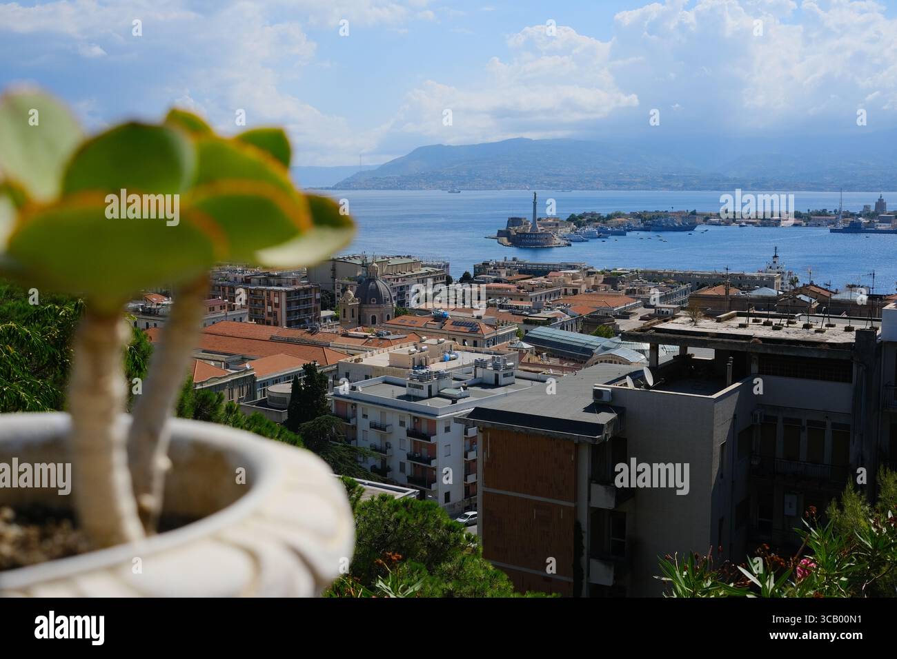 Weite Luftaufnahme der Meerenge von Messina, Süditalien, mit Fährschiffen, die das Meer in Richtung Hafen überqueren. Der natürliche Wasserweg, der Sizilien trennt Stockfoto