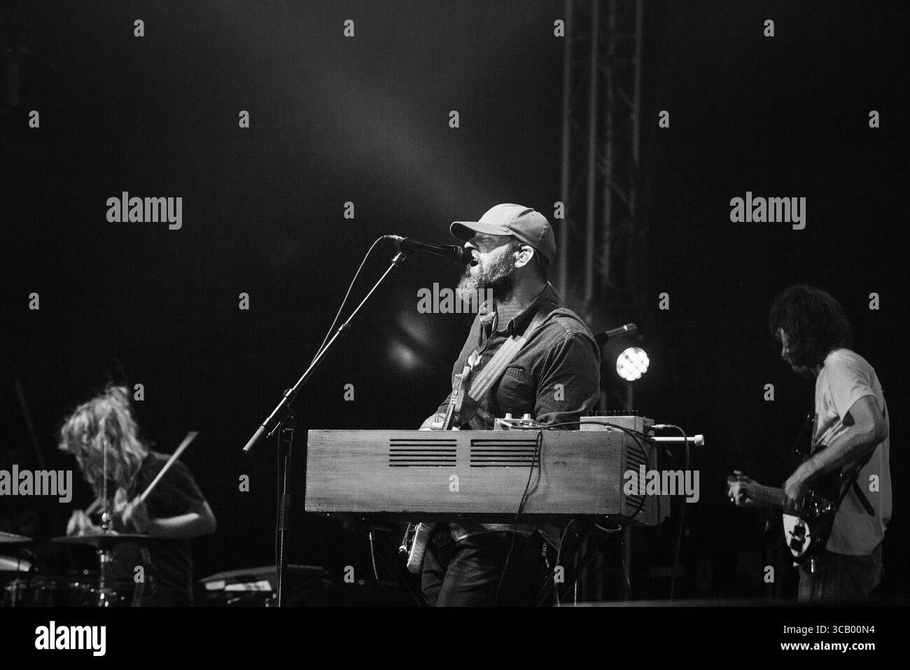 THE BLACK ANGELS, LIVE, 2018: Alex Maas von der Rockgruppe The Black Angels spielt die Far Out Stage. Quelle: Rob Watkins/Alamy Live News. Glanusk Park, Brecon, Wales, 19. August 2018. Tag 3 des Green man Musikfestivals in den Brecon Beacons Mountains in Wales. INFO: The Black Angels ist eine US-amerikanische Rockband, die 2004 gegründet wurde und für ihren psychedelischen Sound und ihre düsteren, immersiven Texte bekannt ist. Beeinflusst vom Rock der 1960er Jahre haben ihre von Kritikern gefeierten Alben wie „Passover“ und „Death Song“ ihren Platz in der modernen psychedelischen Musik gefestigt. Stockfoto
