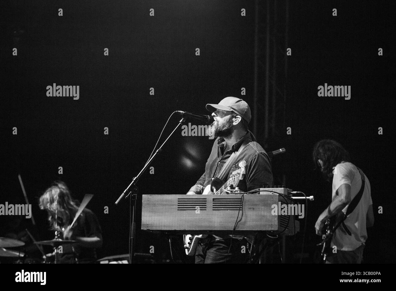 THE BLACK ANGELS, LIVE, 2018: Alex Maas von der Rockgruppe The Black Angels spielt die Far Out Stage. Quelle: Rob Watkins/Alamy Live News. Glanusk Park, Brecon, Wales, 19. August 2018. Tag 3 des Green man Musikfestivals in den Brecon Beacons Mountains in Wales. INFO: The Black Angels ist eine US-amerikanische Rockband, die 2004 gegründet wurde und für ihren psychedelischen Sound und ihre düsteren, immersiven Texte bekannt ist. Beeinflusst vom Rock der 1960er Jahre haben ihre von Kritikern gefeierten Alben wie „Passover“ und „Death Song“ ihren Platz in der modernen psychedelischen Musik gefestigt. Stockfoto