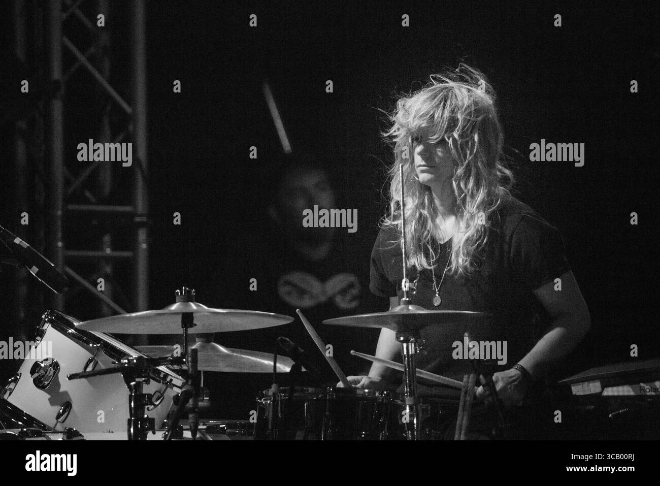 THE BLACK ANGELS, LIVE, 2018: Stephanie Bailey von der Rockgruppe The Black Angels spielen die Far Out Stage. Glanusk Park, Brecon, Wales, 19. August 2018. Tag 3 des Green man Musikfestivals in den Brecon Beacons Mountains in Wales. Quelle: Rob Watkins/Alamy Live News. INFO: The Black Angels ist eine US-amerikanische Rockband, die 2004 gegründet wurde und für ihren psychedelischen Sound und ihre düsteren, immersiven Texte bekannt ist. Beeinflusst vom Rock der 1960er Jahre haben ihre von Kritikern gefeierten Alben wie „Passover“ und „Death Song“ ihren Platz in der modernen psychedelischen Musik gefestigt. Stockfoto