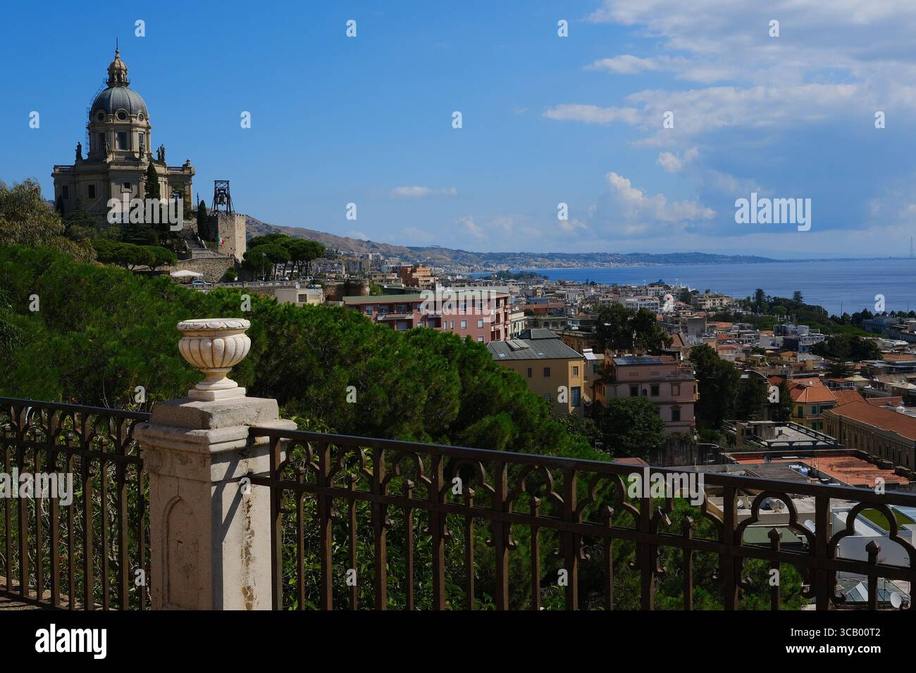 Weite Luftaufnahme der Meerenge von Messina, Süditalien, mit Fährschiffen, die das Meer in Richtung Hafen überqueren. Der natürliche Wasserweg, der Sizilien trennt Stockfoto