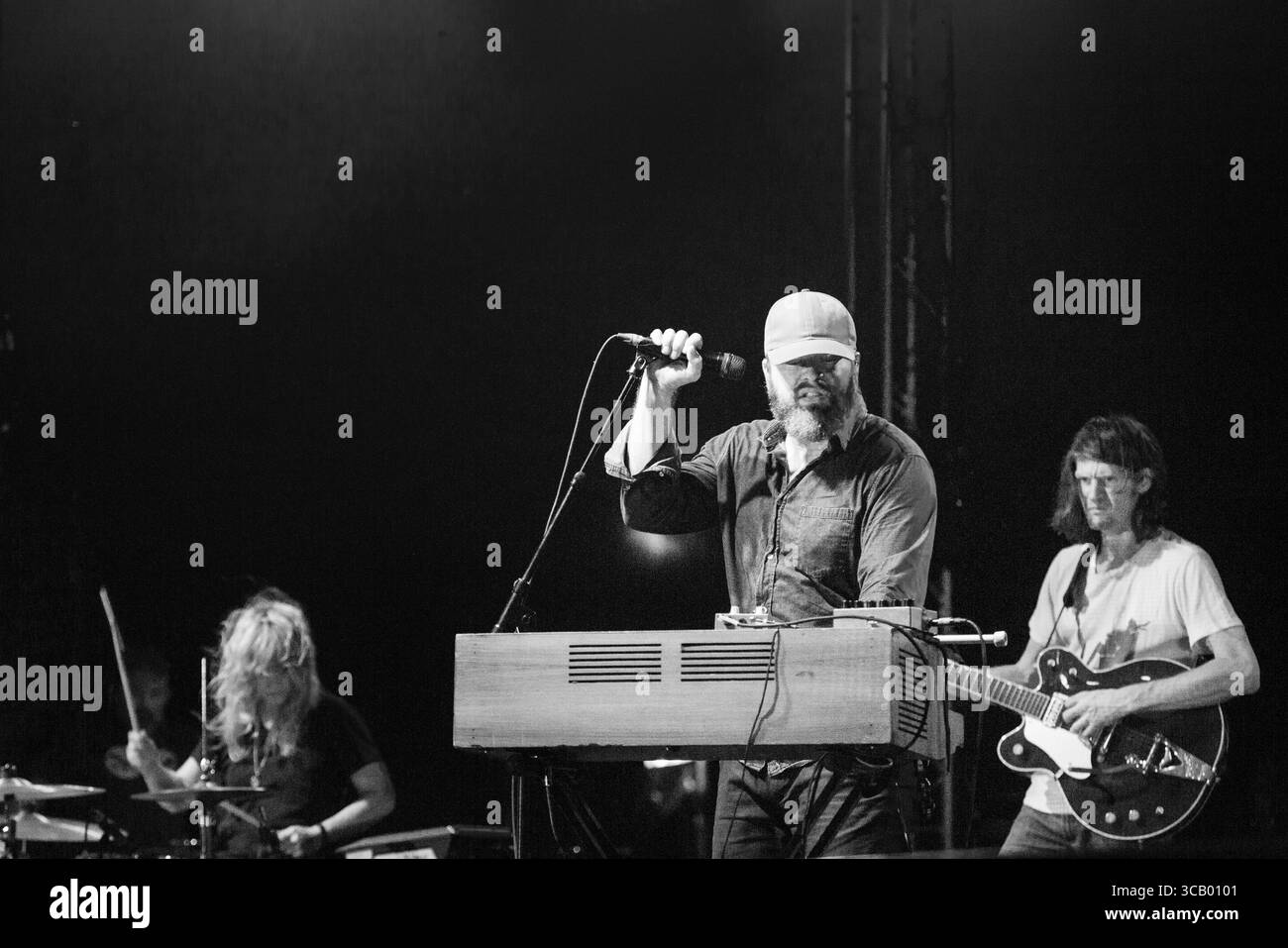 THE BLACK ANGELS, LIVE, 2018: Alex Maas von der Rockgruppe The Black Angels spielt die Far Out Stage. Quelle: Rob Watkins/Alamy Live News. Glanusk Park, Brecon, Wales, 19. August 2018. Tag 3 des Green man Musikfestivals in den Brecon Beacons Mountains in Wales. INFO: The Black Angels ist eine US-amerikanische Rockband, die 2004 gegründet wurde und für ihren psychedelischen Sound und ihre düsteren, immersiven Texte bekannt ist. Beeinflusst vom Rock der 1960er Jahre haben ihre von Kritikern gefeierten Alben wie „Passover“ und „Death Song“ ihren Platz in der modernen psychedelischen Musik gefestigt. Stockfoto