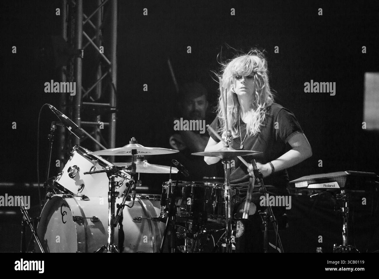 THE BLACK ANGELS, LIVE, 2018: Stephanie Bailey von der Rockgruppe The Black Angels spielen die Far Out Stage. Glanusk Park, Brecon, Wales, 19. August 2018. Tag 3 des Green man Musikfestivals in den Brecon Beacons Mountains in Wales. Quelle: Rob Watkins/Alamy Live News. INFO: The Black Angels ist eine US-amerikanische Rockband, die 2004 gegründet wurde und für ihren psychedelischen Sound und ihre düsteren, immersiven Texte bekannt ist. Beeinflusst vom Rock der 1960er Jahre haben ihre von Kritikern gefeierten Alben wie „Passover“ und „Death Song“ ihren Platz in der modernen psychedelischen Musik gefestigt. Stockfoto