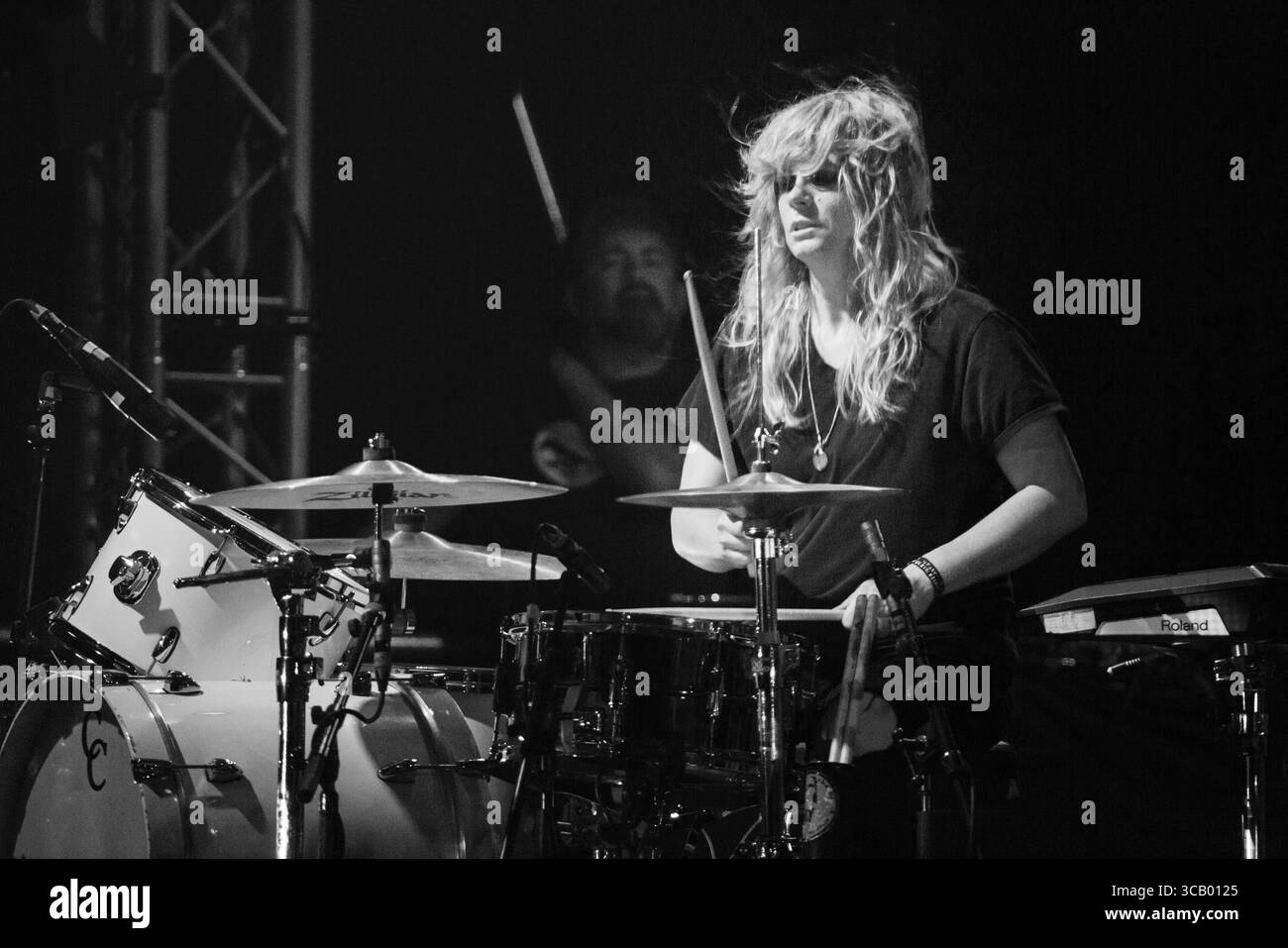 THE BLACK ANGELS, LIVE, 2018: Stephanie Bailey von der Rockgruppe The Black Angels spielen die Far Out Stage. Glanusk Park, Brecon, Wales, 19. August 2018. Tag 3 des Green man Musikfestivals in den Brecon Beacons Mountains in Wales. Quelle: Rob Watkins/Alamy Live News. INFO: The Black Angels ist eine US-amerikanische Rockband, die 2004 gegründet wurde und für ihren psychedelischen Sound und ihre düsteren, immersiven Texte bekannt ist. Beeinflusst vom Rock der 1960er Jahre haben ihre von Kritikern gefeierten Alben wie „Passover“ und „Death Song“ ihren Platz in der modernen psychedelischen Musik gefestigt. Stockfoto