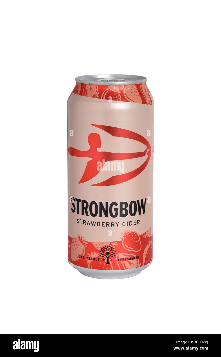 Eine Dose Strongbow Strawberry Cider isoliert auf weißem Hintergrund mit Beschneidungspfad Stockfoto
