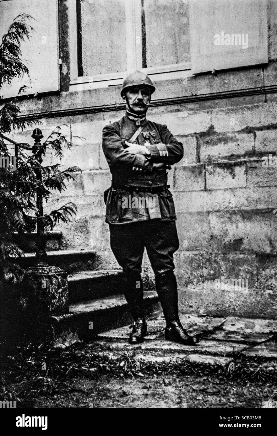 Oberstleutnant Emile Driant, französischer Held von Verdun, kurz vor seinem Tod in der Schlacht von Bois des Caures im Februar 1916. Als Deputy von Meurthe-et-Moselle und Kommandeur zweier Bataillone von Chasseurs führte Driant einen heldenhaften letzten Stand an und wurde während des Rückzugs getötet. Dieses seltene Foto wurde in L’Illustration veröffentlicht, um sein Opfer zu ehren. Stockfoto